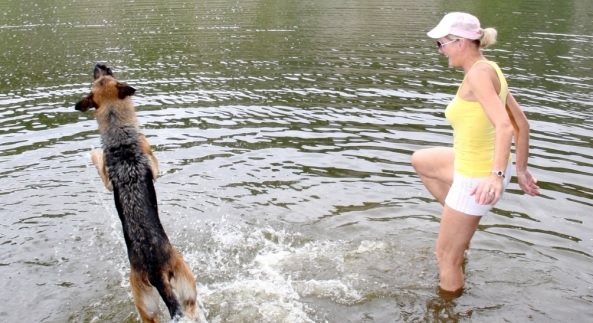 VIDEO: Takhle si Helena Vondráčková hraje s&nbsp;fenkou Elsou! Podívejte se