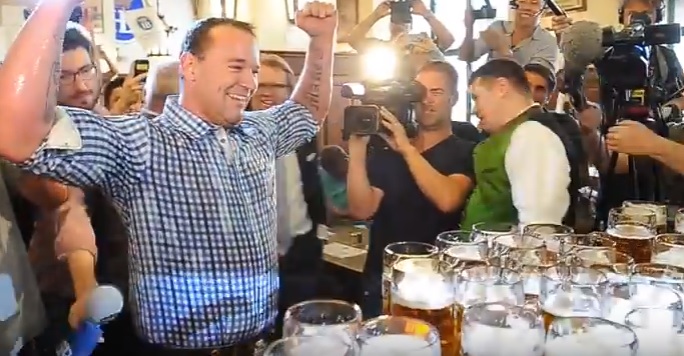 VIDEO: Kolik dokážete unést piv? Takhle vypadá světový rekord!
