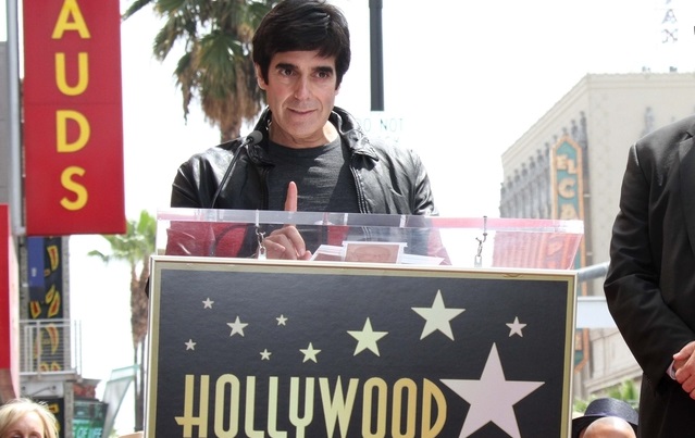 VIDEO: Kouzelník David Copperfield slaví. Připomeňte si jeho nejlepší triky