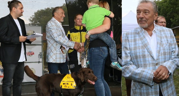 GALERIE: Karel Gott zazpíval na&nbsp;předávání asistenčních psů! Mrkněte na&nbsp;fotky