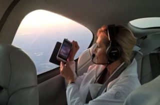 VIDEO: Helena Vondráčková zpívá na&nbsp;křídle letadla Vzhůru k&nbsp;výškám! Podívejte se