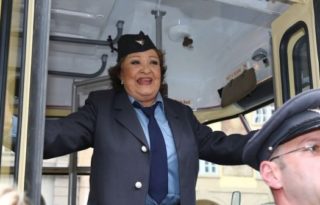 VIDEO: Bohdalka se opět oblékla jako tramvajačka! Slavila výročí filmu Dáma na&nbsp;kolejích