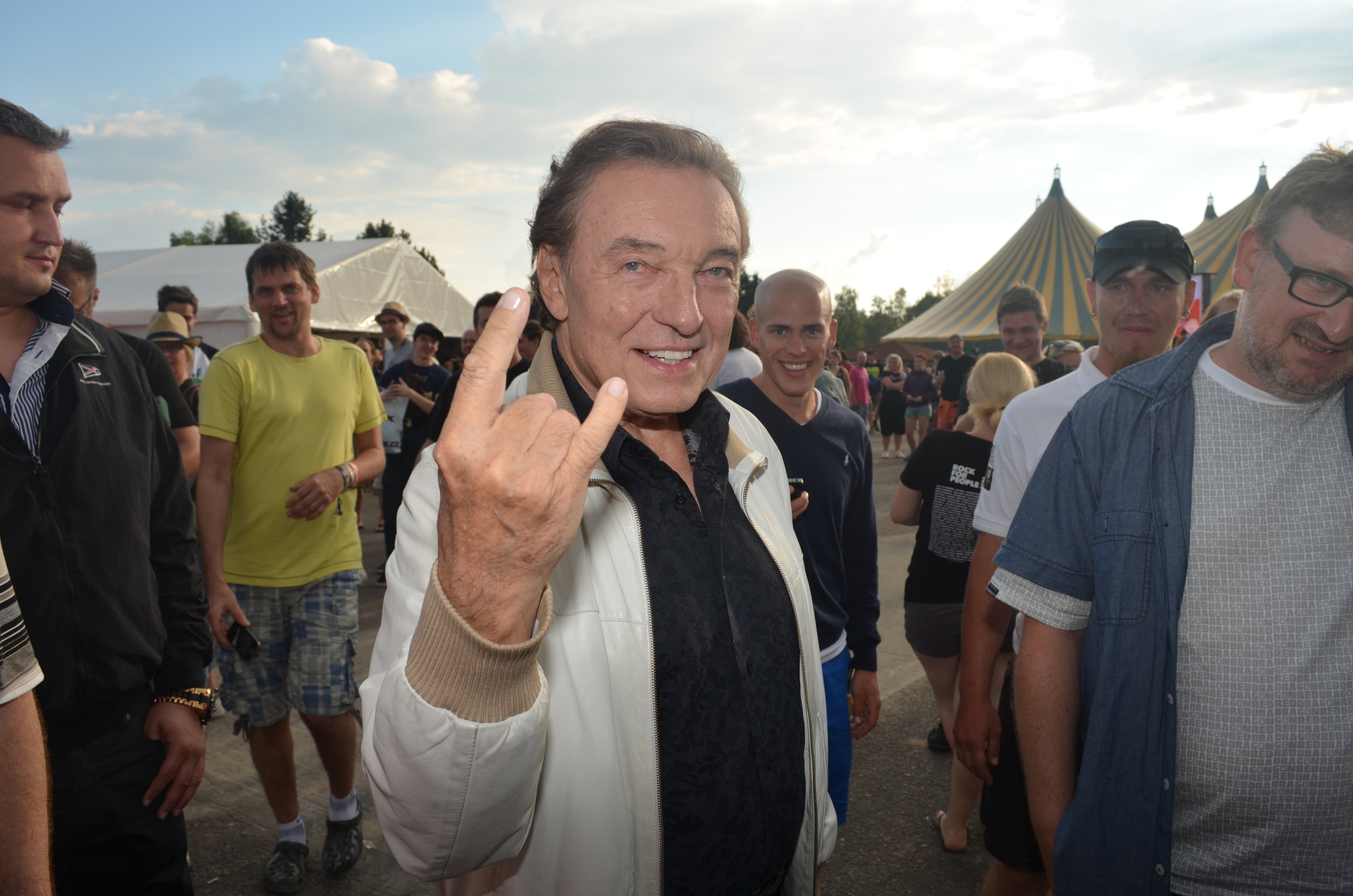 GALERIE: Paroháč, fanynka nebo labutě! Pět nejsilnějších fotek z knihy, kterou chtěl zakázat Karel Gott