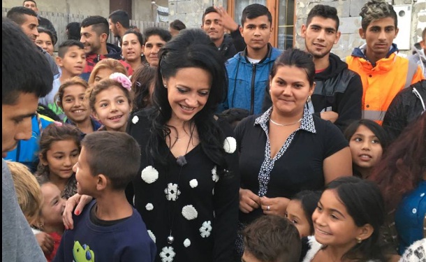 GALERIE: Lucie Bílá navštívila romskou vesnici! Podívejte se na&nbsp;fotky