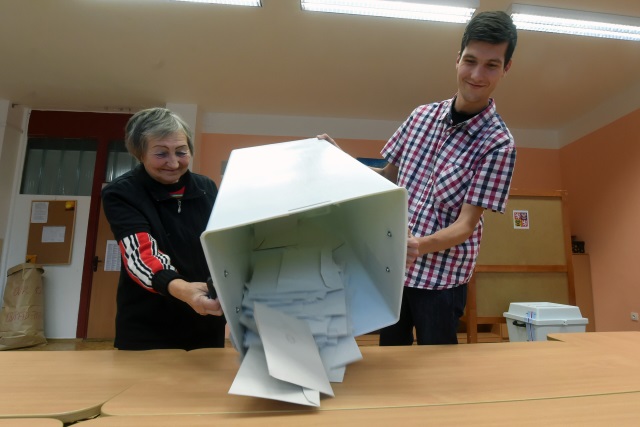 Vláda projedná návrh senátorů ohledně změny volebního systému do Sněmovny
