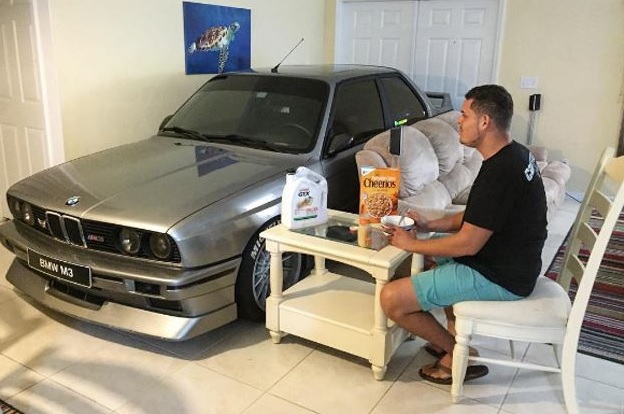 FOTO: Rozhodl se mít svou největší lásku v&nbsp;bezpečí. Tak zaparkoval auto v&nbsp;obýváku!