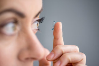 Používáte kontaktní čočky? 8 největších prohřešků, které vaše oči ničí!