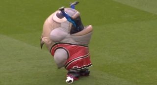 Nenažraný maskot. Během přestávky fotbalu spolkl fanouška! VIDEO