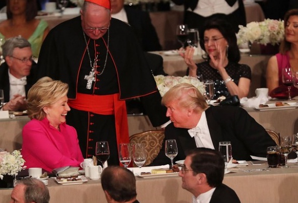FOTO: Hra pro&nbsp;voliče? Trump a&nbsp;Clintonová se do sebe navezli na&nbsp;charitativní večeři, pak si normálně povídali
