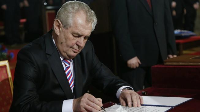 S vyznamenáním od Zemana jsou problémy každý rok. Stačí se podívat do minulosti