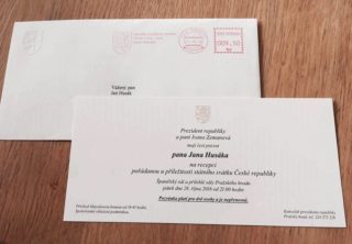 FOTO: Důkaz, že Hrad má problém zaplnit sál při&nbsp;vyznamenáních? Facebook se baví!