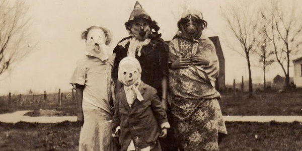 15 starých černobílých fotek halloweenských kostýmů, ze kterých jde hrůza! GALERIE