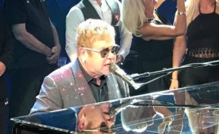 Elton John poslal přes Frekvenci 1 vzkaz českým fanouškům! Co řekl?
