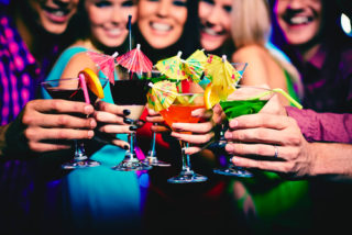 Odborníci: Televizní reklama na&nbsp;alkohol ovlivňuje mladé lidi! Pak ho ve velkém kupují