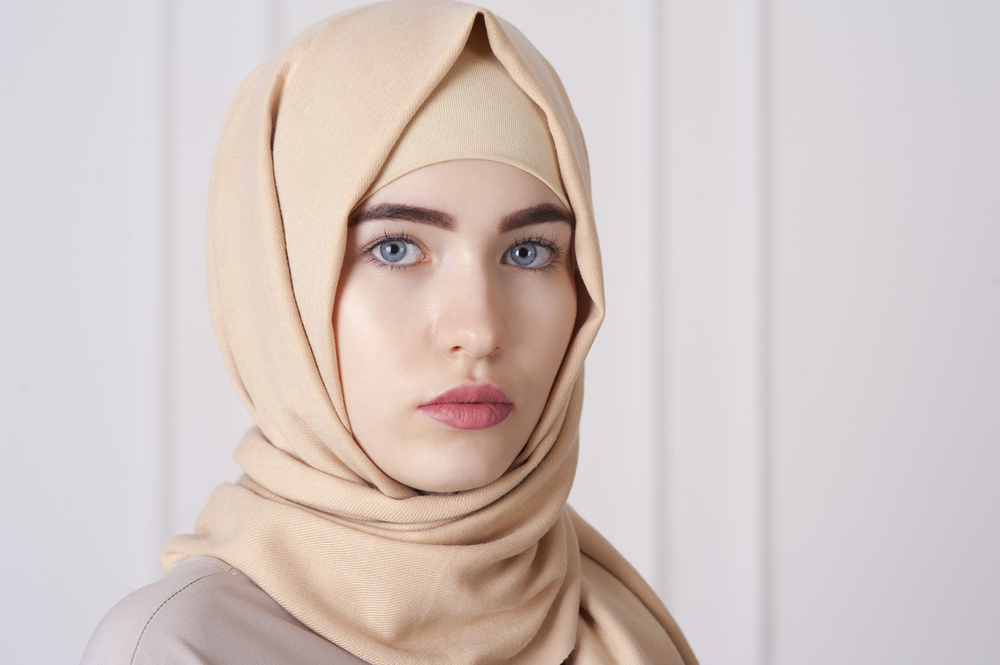 Škola muslimce zakázala hidžáb, studentka chce omluvu a odškodné