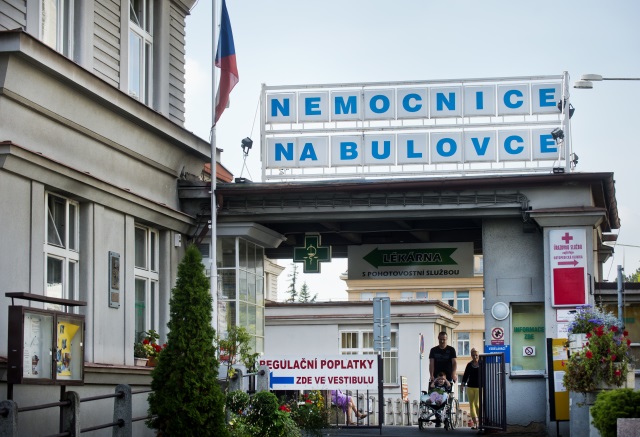 Nemocnice na&nbsp;Bulovce zadala bez výběru zakázky za 800 milionů Kč