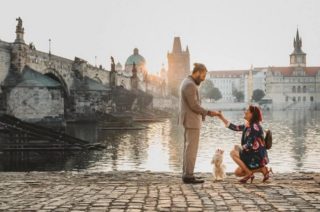 FOTO DNE: Vezmeš si mě, zeptala se žena u&nbsp;Karlova mostu. Zásnuby v&nbsp;Praze plánovala 2 roky!