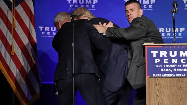 ZBRAŇ, zakřičel někdo během Trumpova projevu. Paniku davu a reakci ochranky natočily kamery
