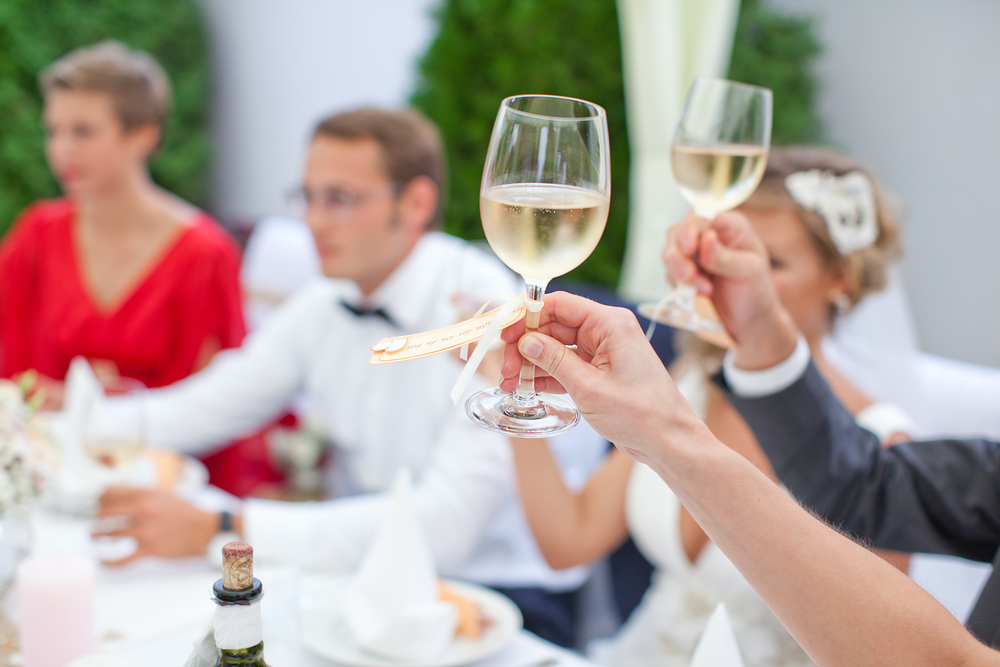 Rozhodli se mít svatbu bez alkoholu, z reakcí lidí byli zaskočeni