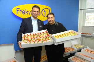 VIDEO: Hejtman Zimola prohrál sázku s&nbsp;Xaverem a&nbsp;přivezl mu 1000 chlebíčků! Mrkněte se