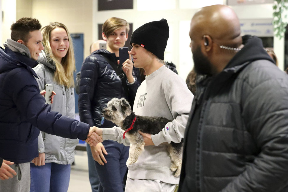 Česká kuchyně? Justin Bieber si po příletu do Prahy dal raději hambáče