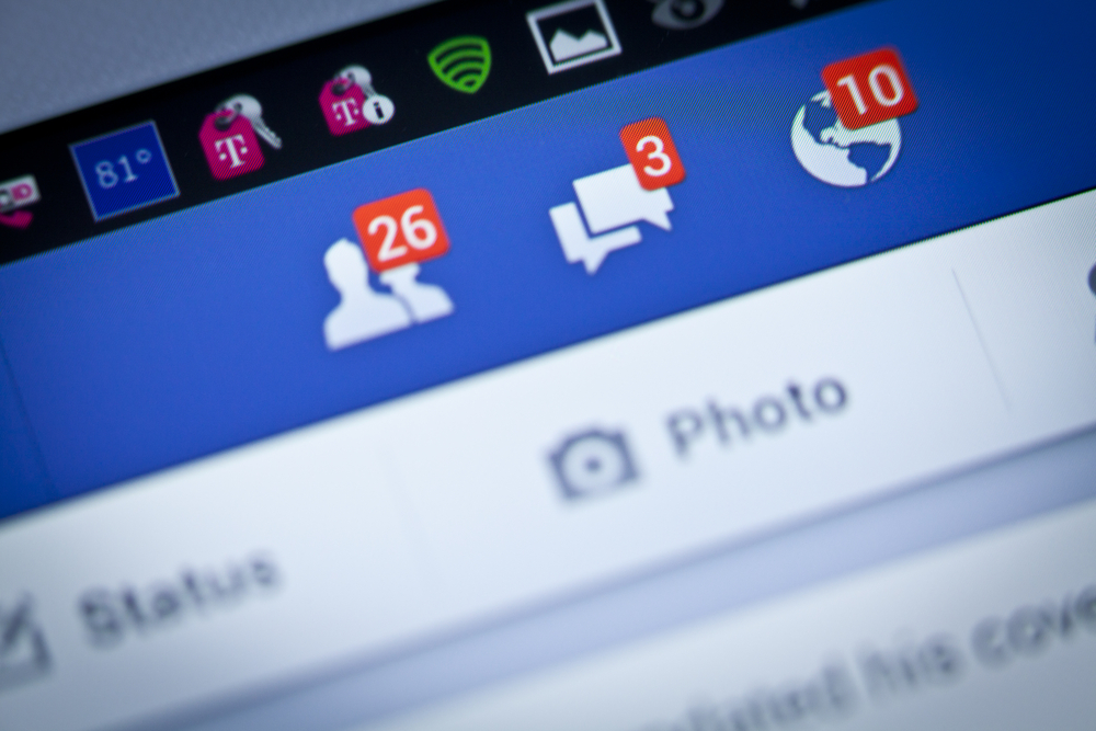 Nejšílenější výzvy na Facebooku: Dejte mi “lajk” a pobodám se, slíbil mladík. Udělal to