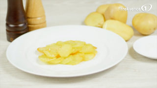 Chuťovky Frekvence 1: Křupavé solené brambůrky. Připravte je na&nbsp;pánvičce a&nbsp;přidejte k&nbsp;nim dip