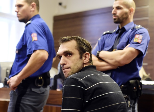 Vražda pražských taxikářů u&nbsp;soudu: Je to velký omyl, říká podezřelý. Našli u&nbsp;něj peněženku oběti