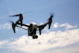 První český e-shop vyzkouší doručování zásilek DRONEM. Test “balíkoptéry” sledujte ONLINE