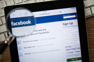 Pozor, na&nbsp;co klikáte! Facebookem se šíří podezřelá zpráva, která napadá profily