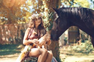 GALERIE: Maskérka České televize léčí psychiku lidí ve spojení s&nbsp;koňmi! Podívejte se!