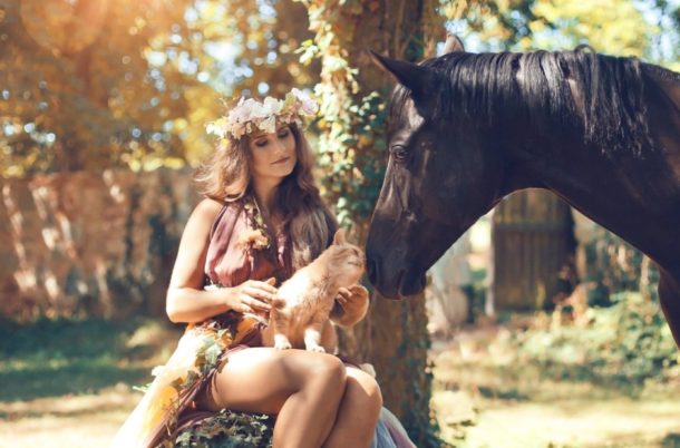 GALERIE: Maskérka České televize léčí psychiku lidí ve spojení s&nbsp;koňmi! Podívejte se!