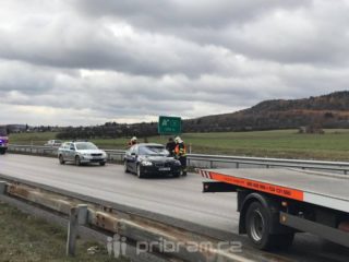 Pobodal ženu, na&nbsp;útěk před policií si vybral špatnou cestu. Na&nbsp;dálnici ho srazilo auto
