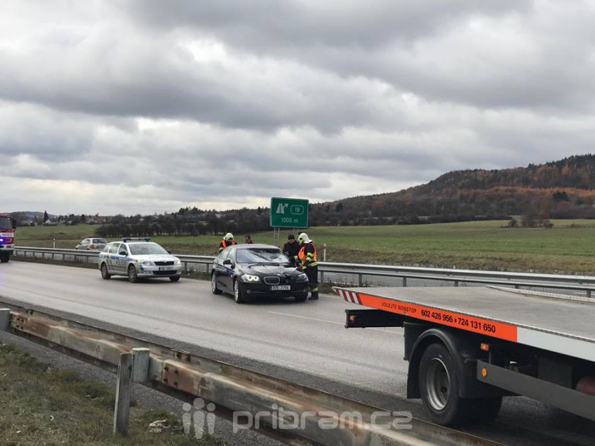 Pobodal ženu, na útěk před policií si vybral špatnou cestu. Na dálnici ho srazilo auto
