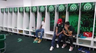FOTO: Ta chvíle, kdy se spoluhráči dozvěděli o&nbsp;tragédii. Pád letadla přežili jen dva fotbalisté