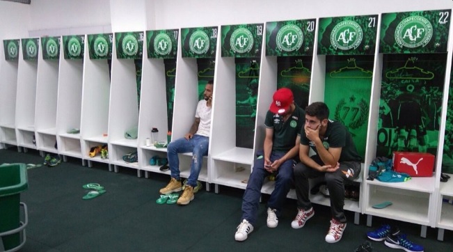 FOTO: Ta chvíle, kdy se spoluhráči dozvěděli o tragédii. Pád letadla přežili jen dva fotbalisté