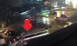 Řidič autobusu se nevešel do pražského “drivu”, jeho demoliční manévry baví Facebook. VIDEO