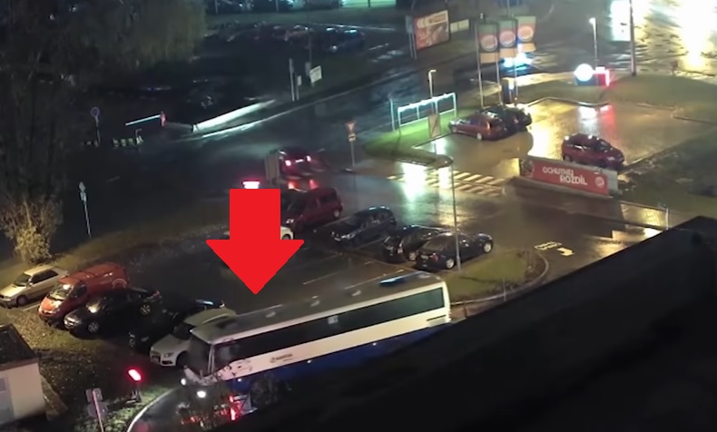 Řidič autobusu se nevešel do pražského “drivu”, jeho demoliční manévry baví Facebook. VIDEO