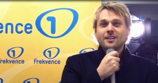 VIDEO: David Deyl zazpíval živě na&nbsp;Frekvenci 1 vánoční hit Noel! Podívejte se