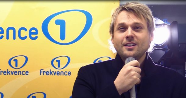VIDEO: David Deyl zazpíval živě na&nbsp;Frekvenci 1 vánoční hit Noel! Podívejte se