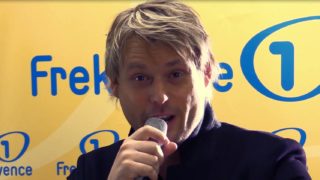 VIDEO: David Deyl živě ve studiu Frekvence 1 zazpíval hit Padá sníh!