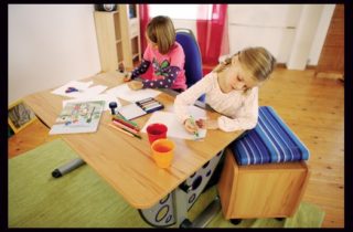 Jak by měly děti správně sedět u&nbsp;pracovního stolu