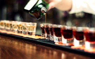 Policie chystá rozsáhlé kontroly kvůli nalévání alkoholu dětem