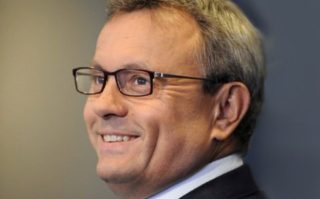 Nikdy jsem nebyl příznivce přehnaně vysokých manažerských platů, řekl v&nbsp;Press klubu Frekvence 1 prezident Hospodářské komory Vladimír Dlouhý