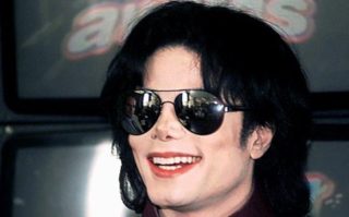 Louis Vuitton stáhne letní modely připomínající Michaela Jacksona