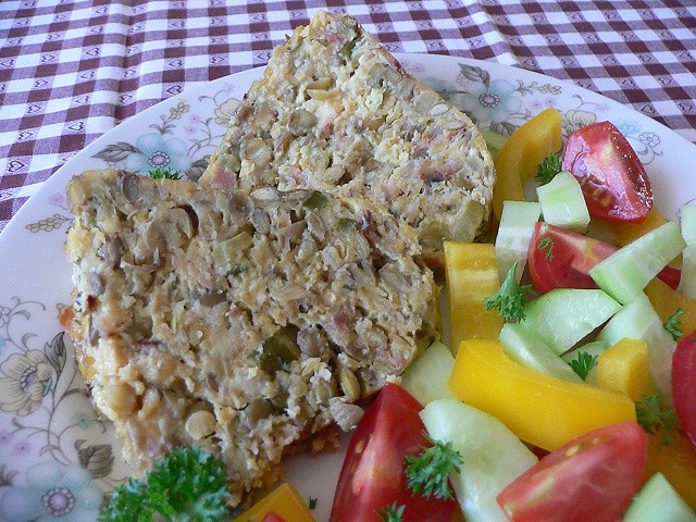Čočková bábovka a hrachová kaše s uzenými hranolky
