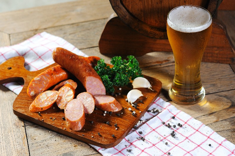 Buřty na pivu, okurková sekanina a vdolečky