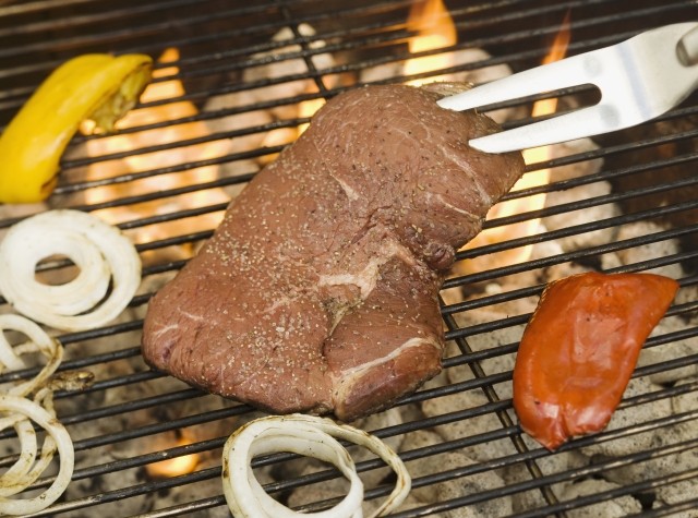 Hovězí steak na grilu s pepřem a meruňkové chutney