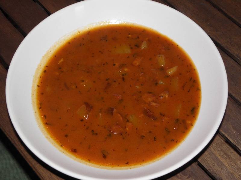 Frankfurtská polévka, bramborové nudle, krupicový podnik