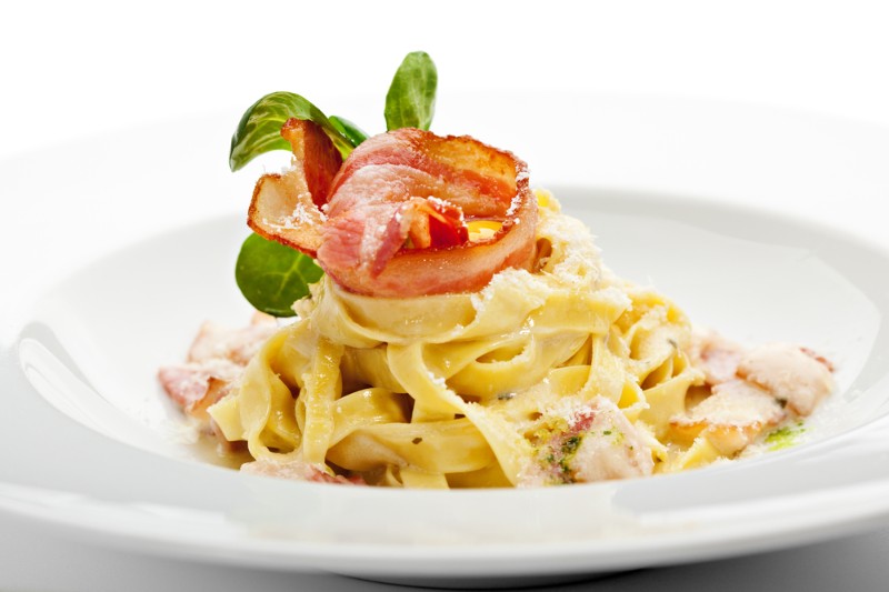 TAGLIATELLE CARBONARA S ČERSTVĚ NASTROUHANÝM PARMEZÁNEM (na 4 porce)